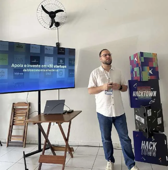 Daniel Fontana palestrando no HackTown