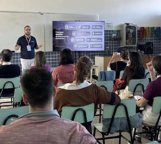 Plateia acompanhando a palestra